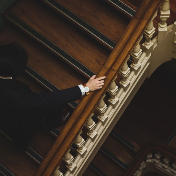 Abogado subiendo unas escaleras dentro de un edificio.